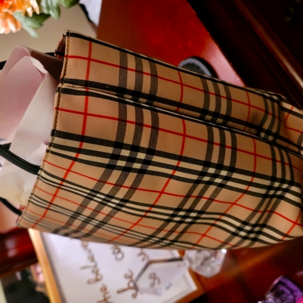 Authentuc Burberry Tote Bag With Wallet.